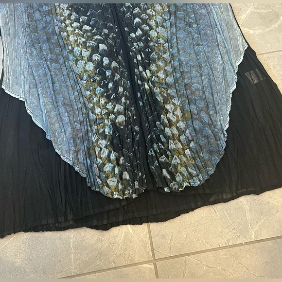 EUC Komarov Crinkle Stretch Tunic Top V Neck Dual Layer Blue Black Print - Picture 7 of 7